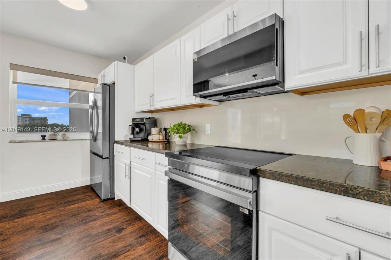 3800 Hillcrest Dr , Unit 422, Hollywood, FL 33021 Photo