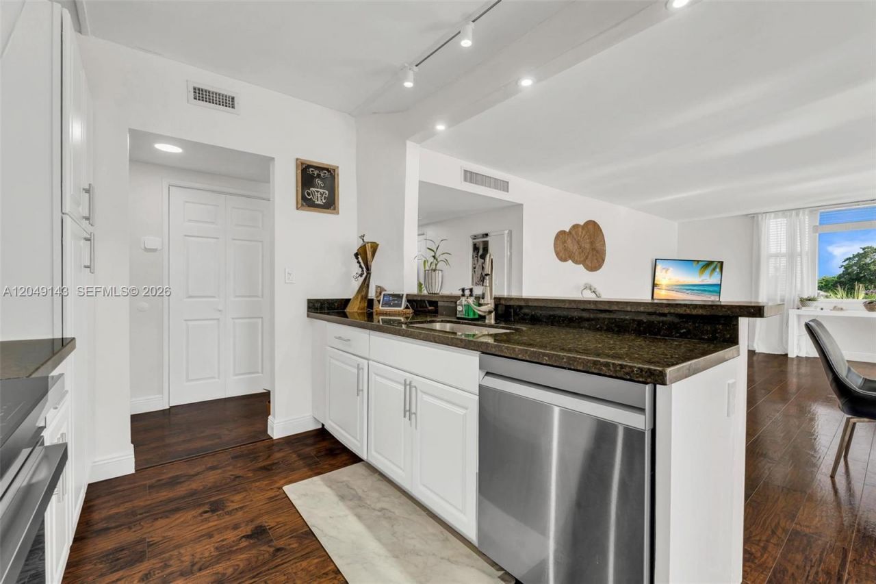 3800 Hillcrest Dr , Unit 422, Hollywood, FL 33021 Photo