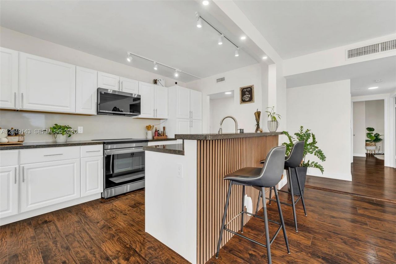3800 Hillcrest Dr , Unit 422, Hollywood, FL 33021 Photo