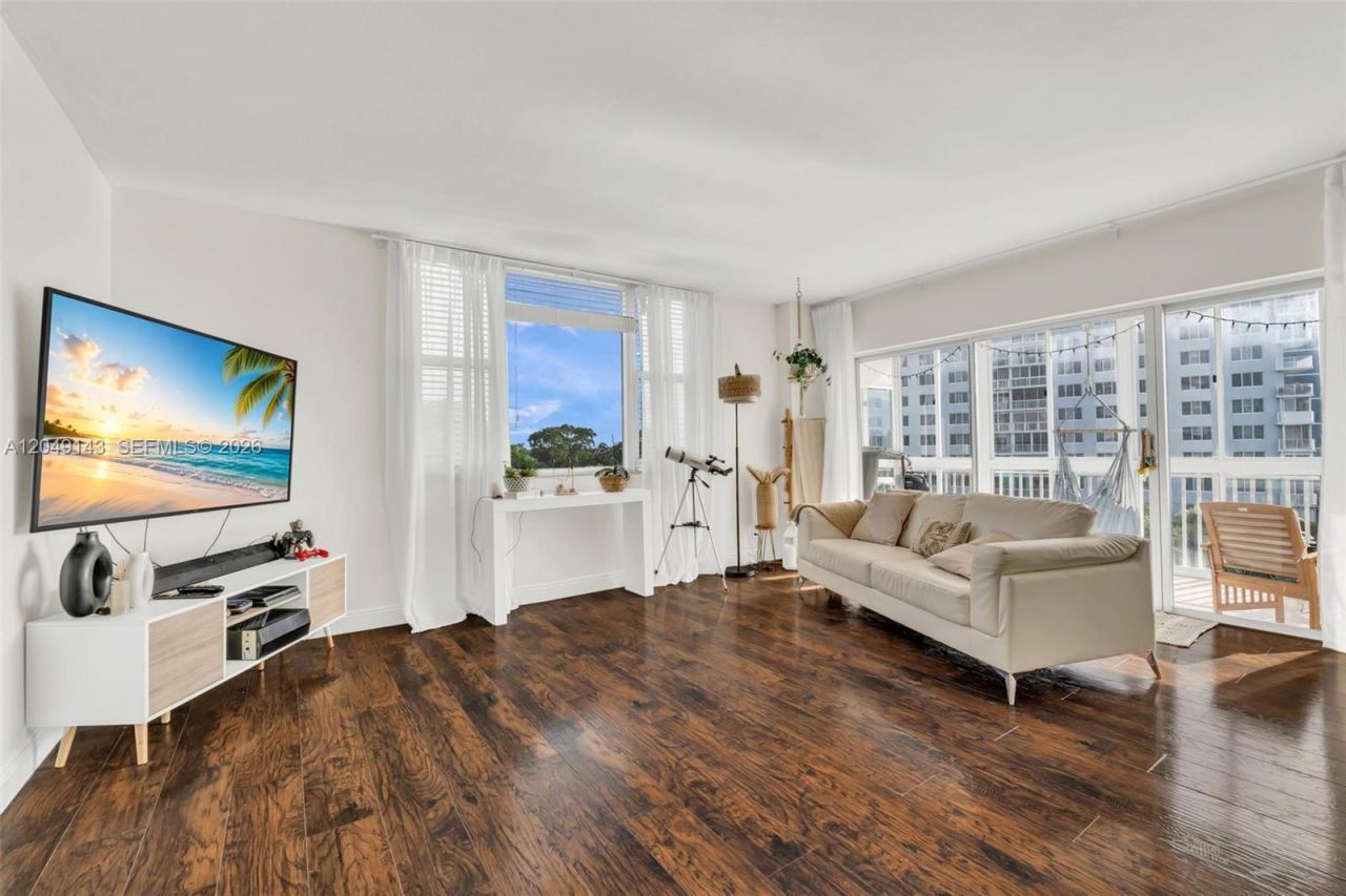 3800 Hillcrest Dr , Unit 422, Hollywood, FL 33021 Photo