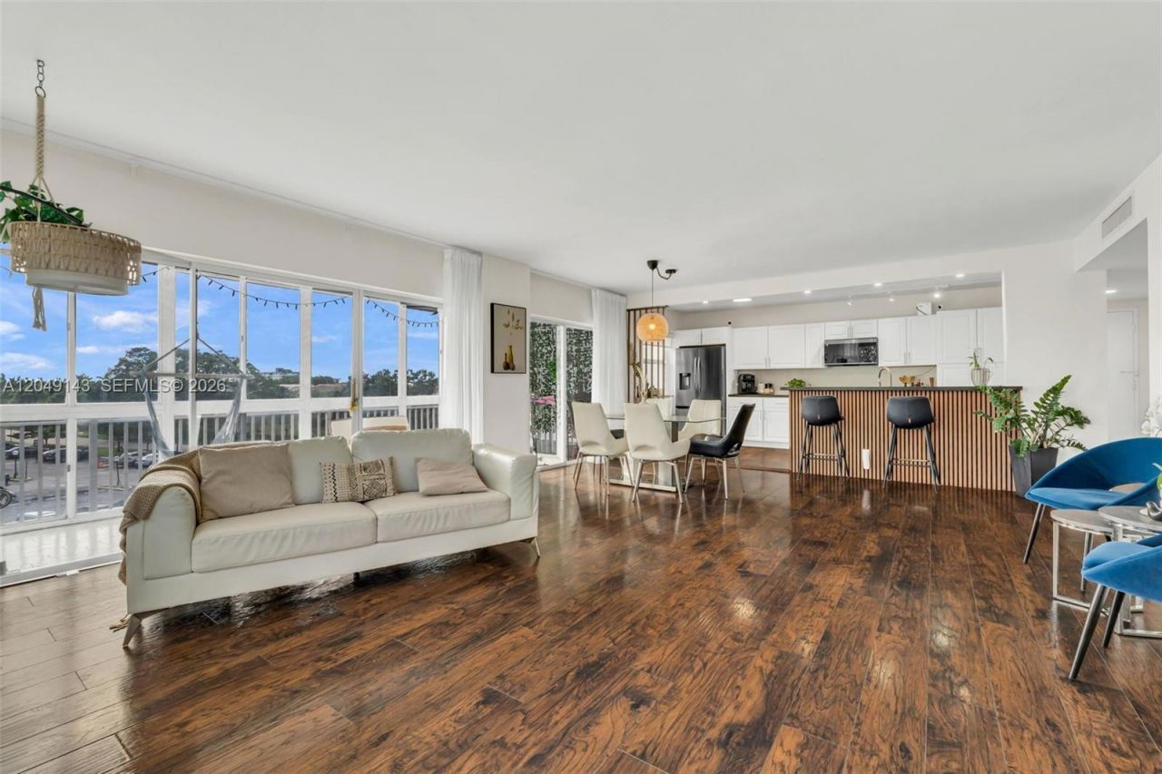3800 Hillcrest Dr , Unit 422, Hollywood, FL 33021 Photo