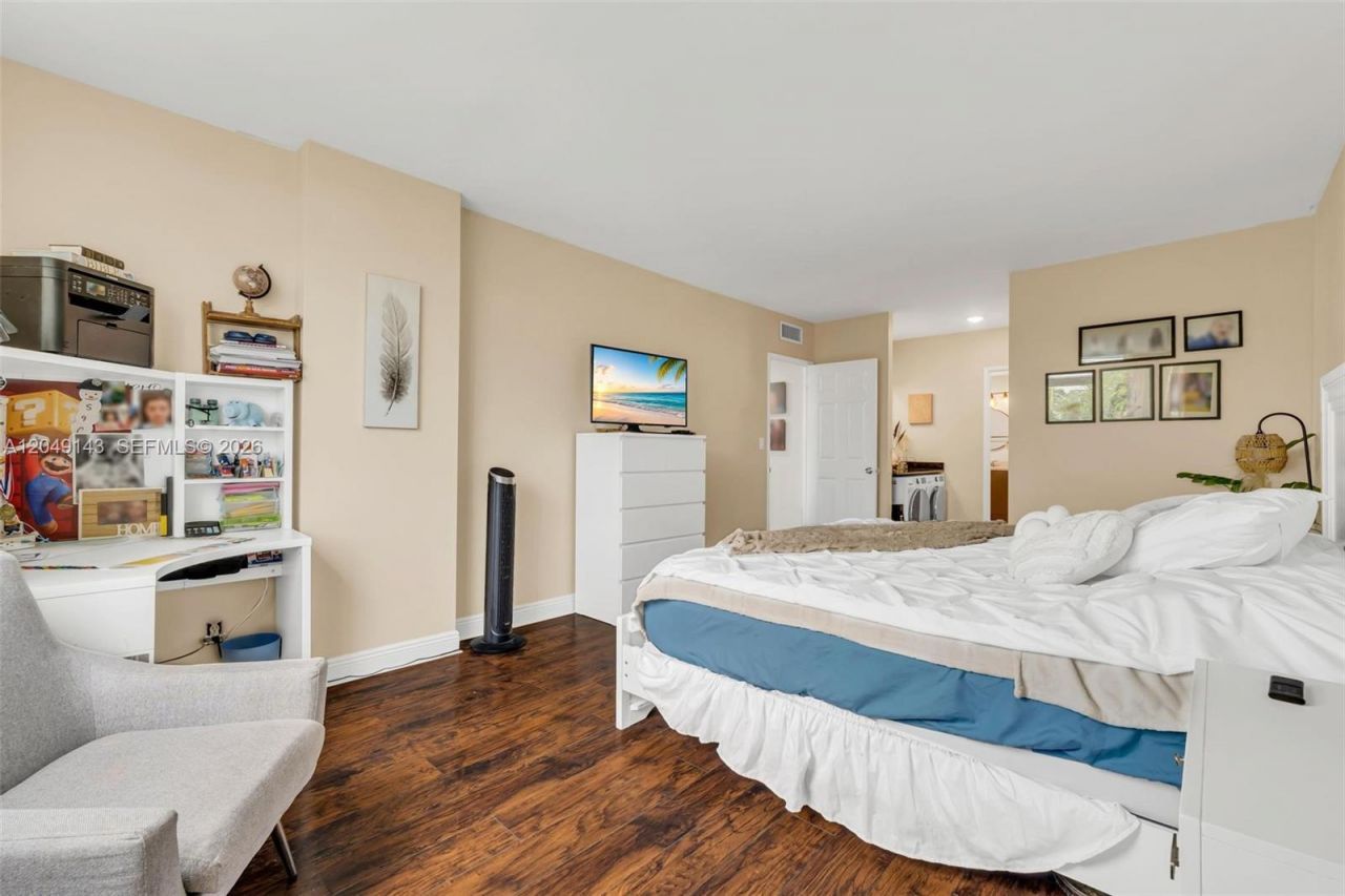 3800 Hillcrest Dr , Unit 422, Hollywood, FL 33021 Photo