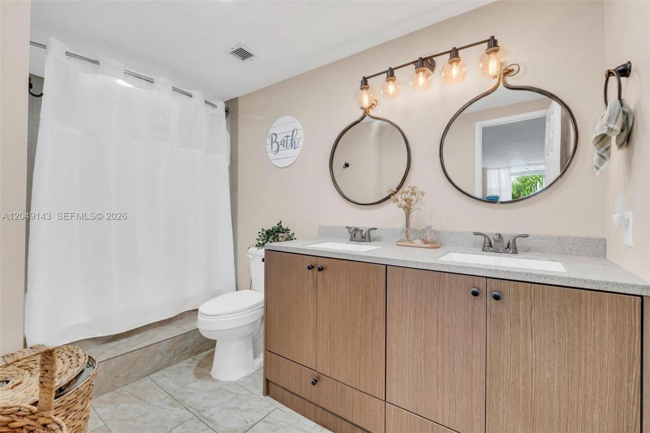 3800 Hillcrest Dr , Unit 422, Hollywood, FL 33021 Photo