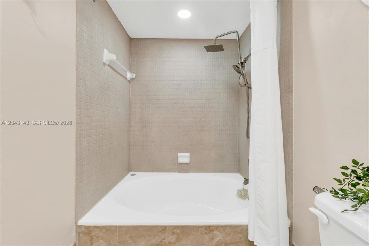 3800 Hillcrest Dr , Unit 422, Hollywood, FL 33021 Photo