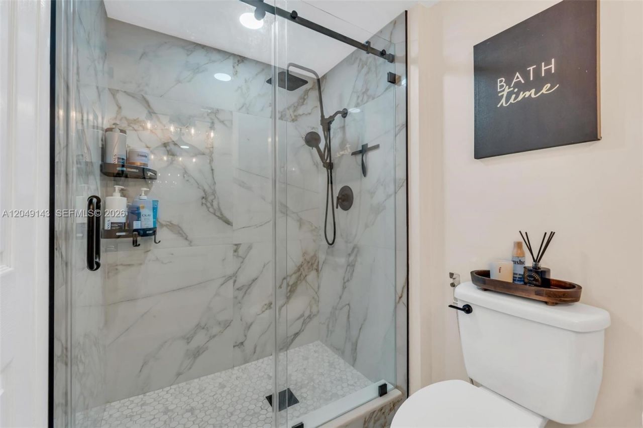 3800 Hillcrest Dr , Unit 422, Hollywood, FL 33021 Photo