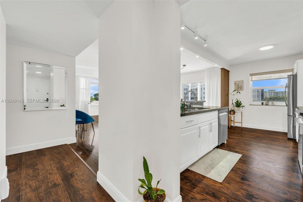 3800 Hillcrest Dr , Unit 422, Hollywood, FL 33021 Photo