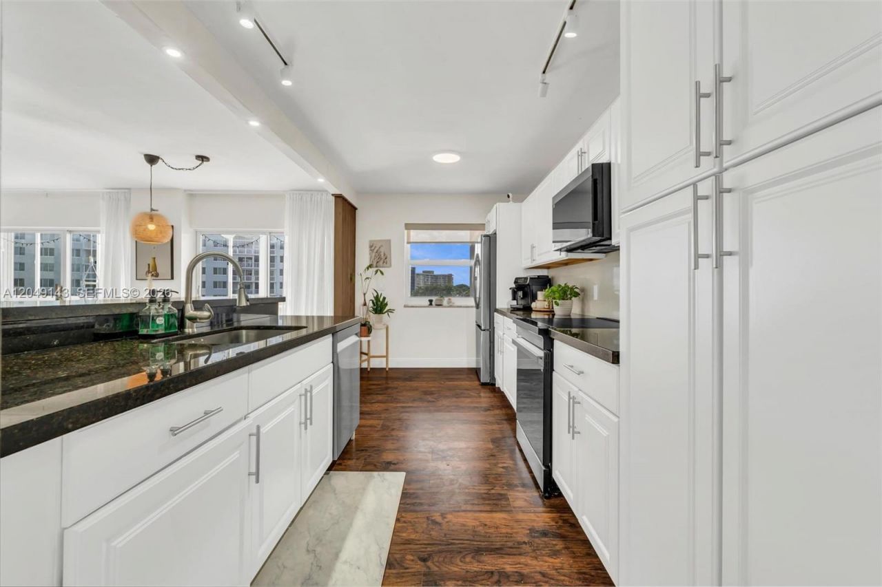 3800 Hillcrest Dr , Unit 422, Hollywood, FL 33021 Photo