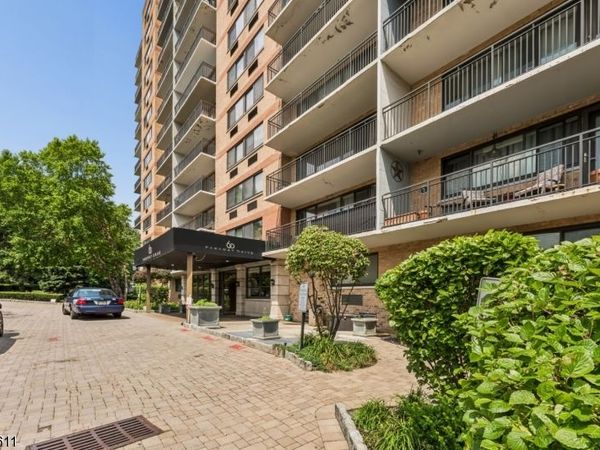 60 Parkway Dr, East Orange, NJ 07017