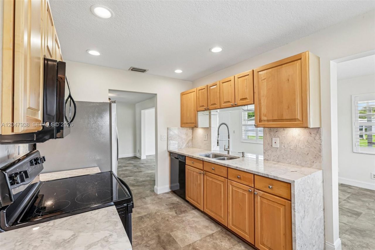 8855 NW 10th Pl , Plantation, FL 33322 Photo