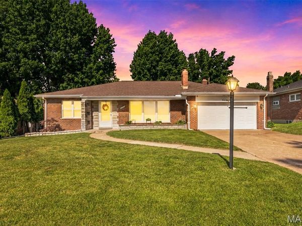 9841 Knollshire Drive, St Louis, MO 63123