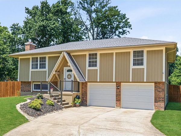 210 SE Circleview Drive, Lee's Summit, MO 64063