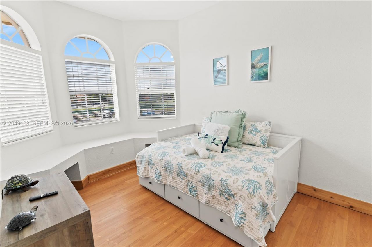 901 Dove Ave , Miami Springs, FL 33166 Photo