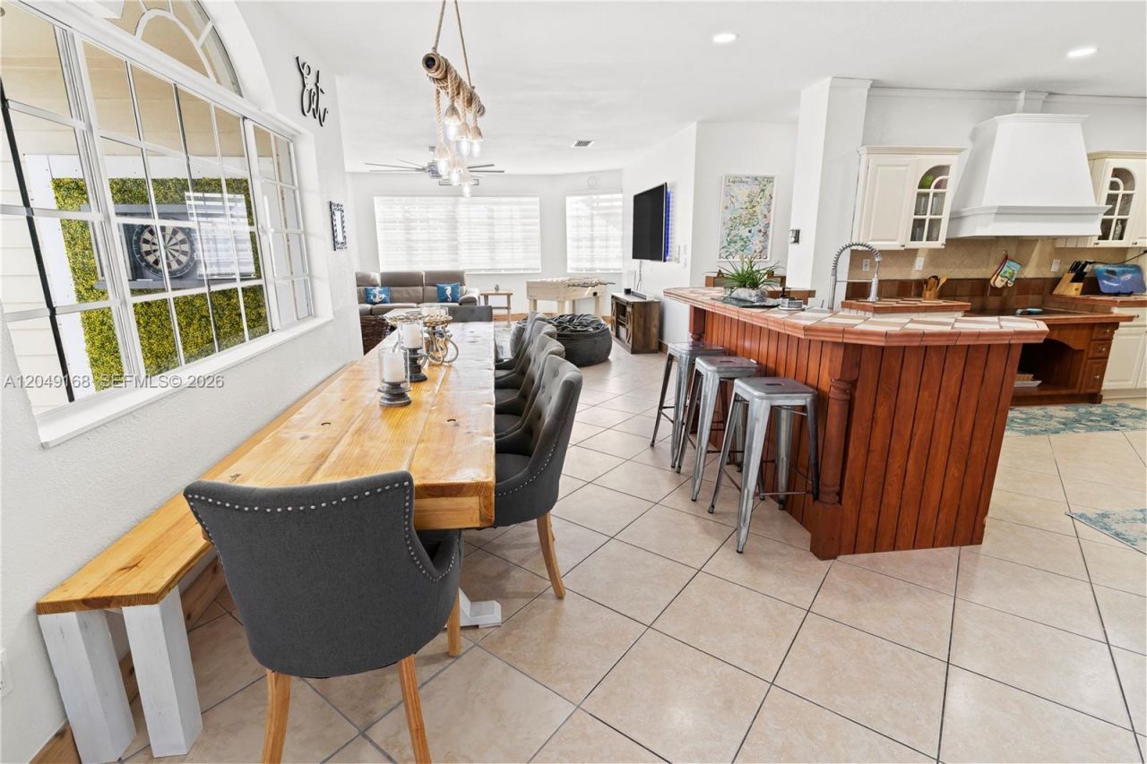 901 Dove Ave , Miami Springs, FL 33166 Photo