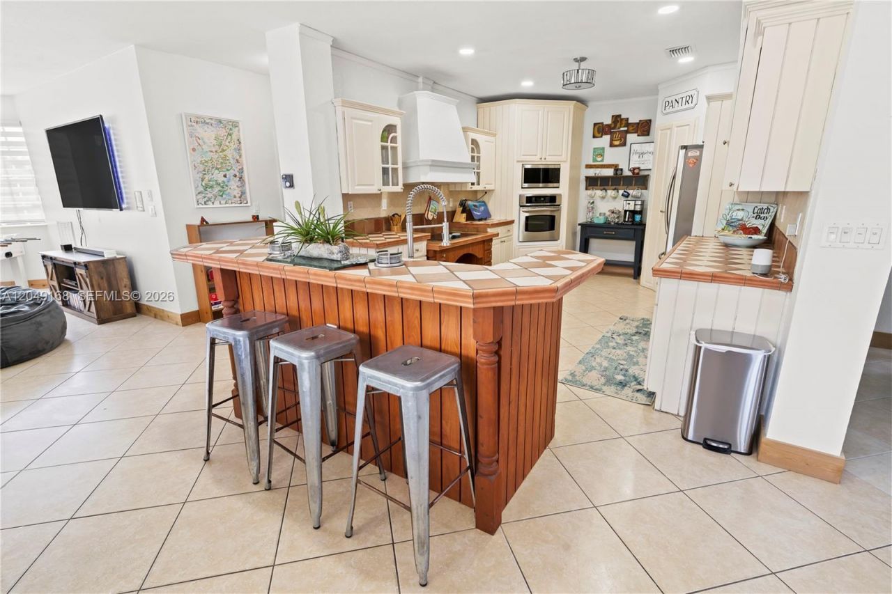 901 Dove Ave , Miami Springs, FL 33166 Photo