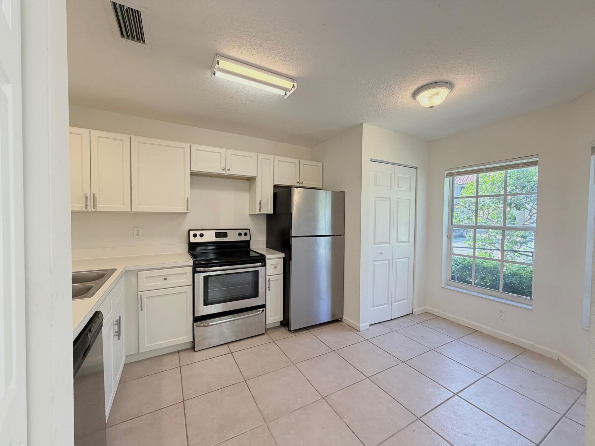 910 Summit Lake Drive, West Palm Beach, FL 33406 Photo