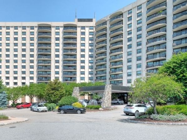 2 Claridge Dr, Verona, NJ 07044