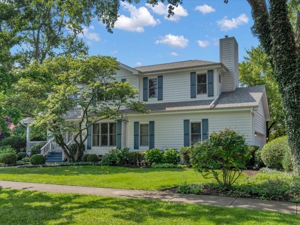 919 Roslyn Road , Glen Ellyn, IL 60137
