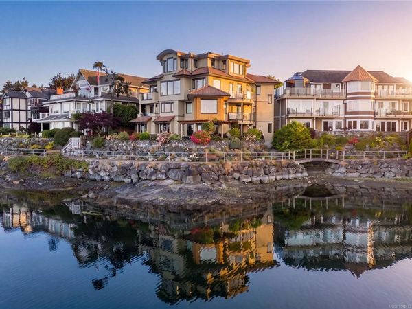 9949 Third St, Unit #201, Sidney, BC V8L 3B1