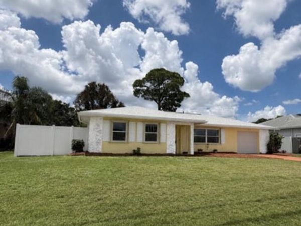 772 SE Thornhill Drive, Port St. Lucie, FL 34983