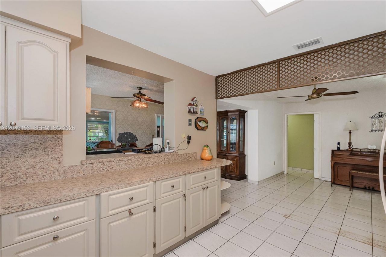 292 W 39th Pl , Hialeah, FL 33012 Photo