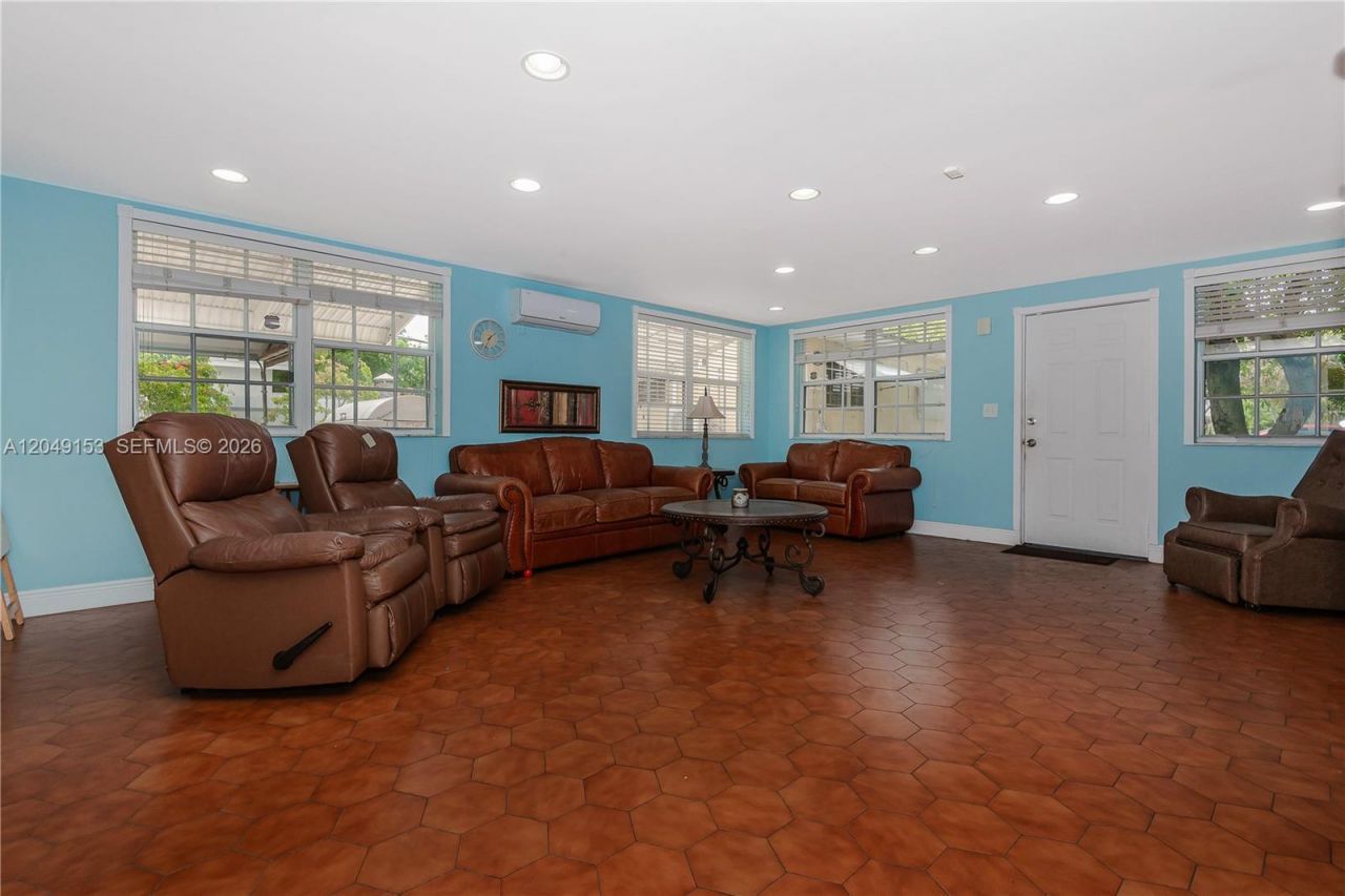 292 W 39th Pl , Hialeah, FL 33012 Photo