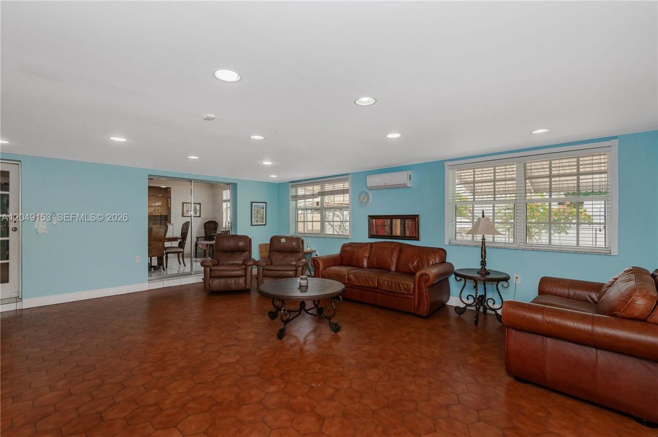 292 W 39th Pl , Hialeah, FL 33012 Photo