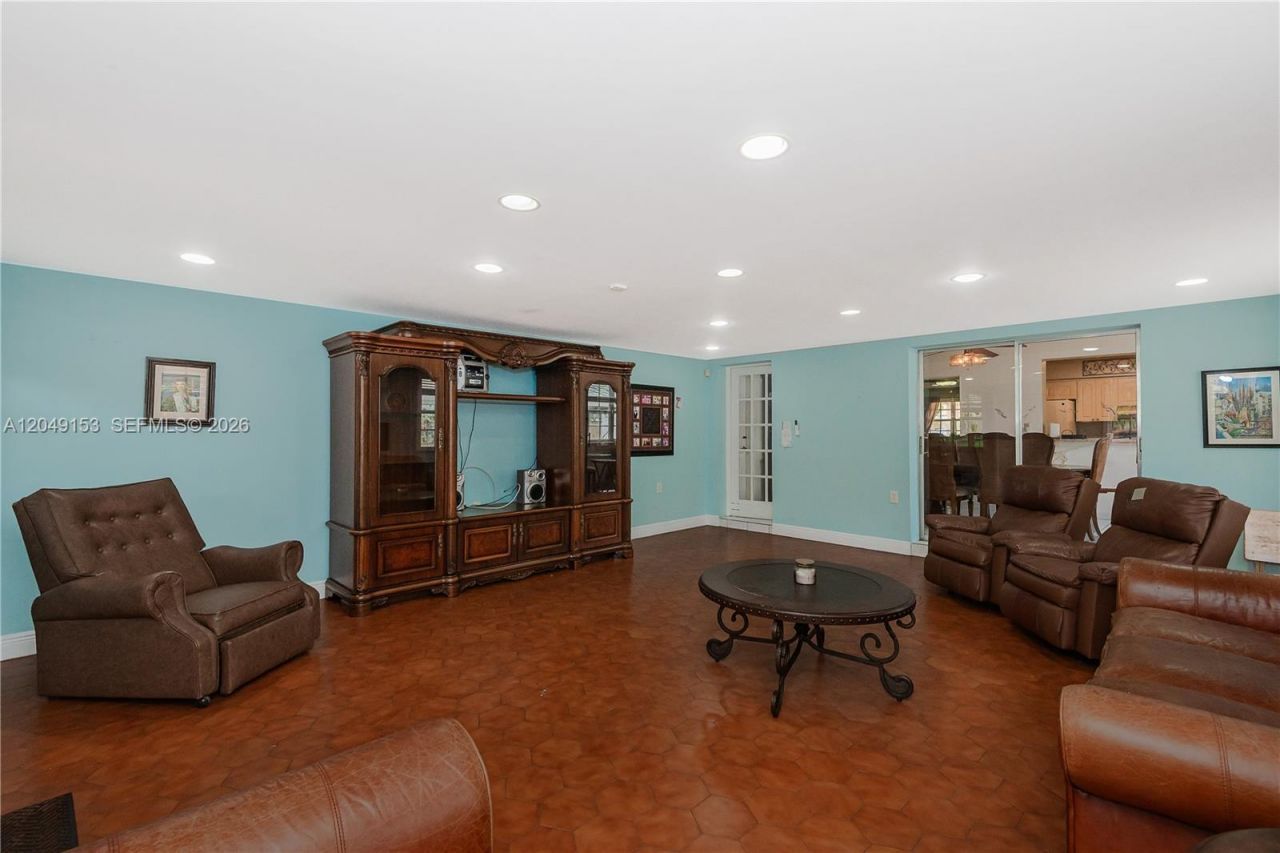292 W 39th Pl , Hialeah, FL 33012 Photo