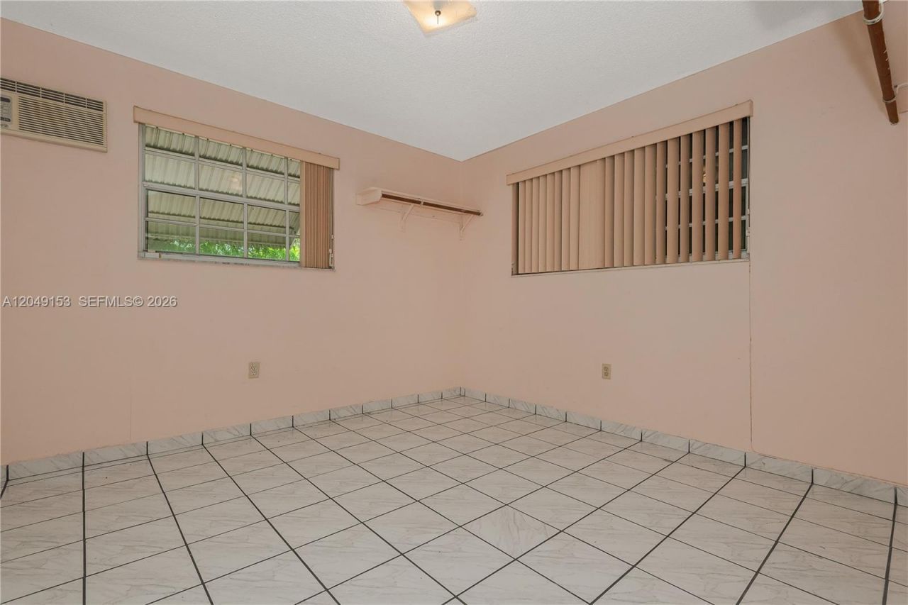 292 W 39th Pl , Hialeah, FL 33012 Photo