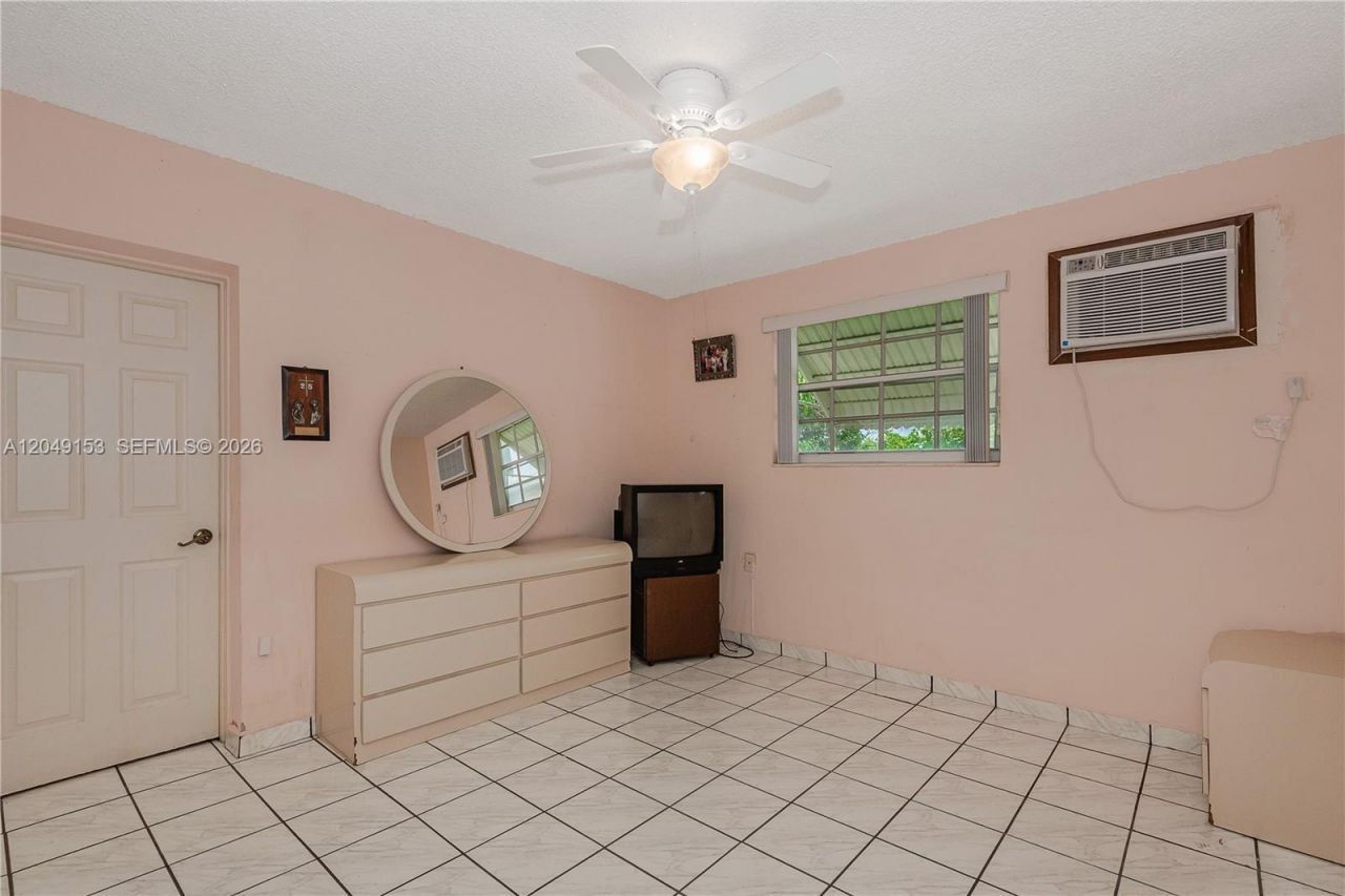 292 W 39th Pl , Hialeah, FL 33012 Photo