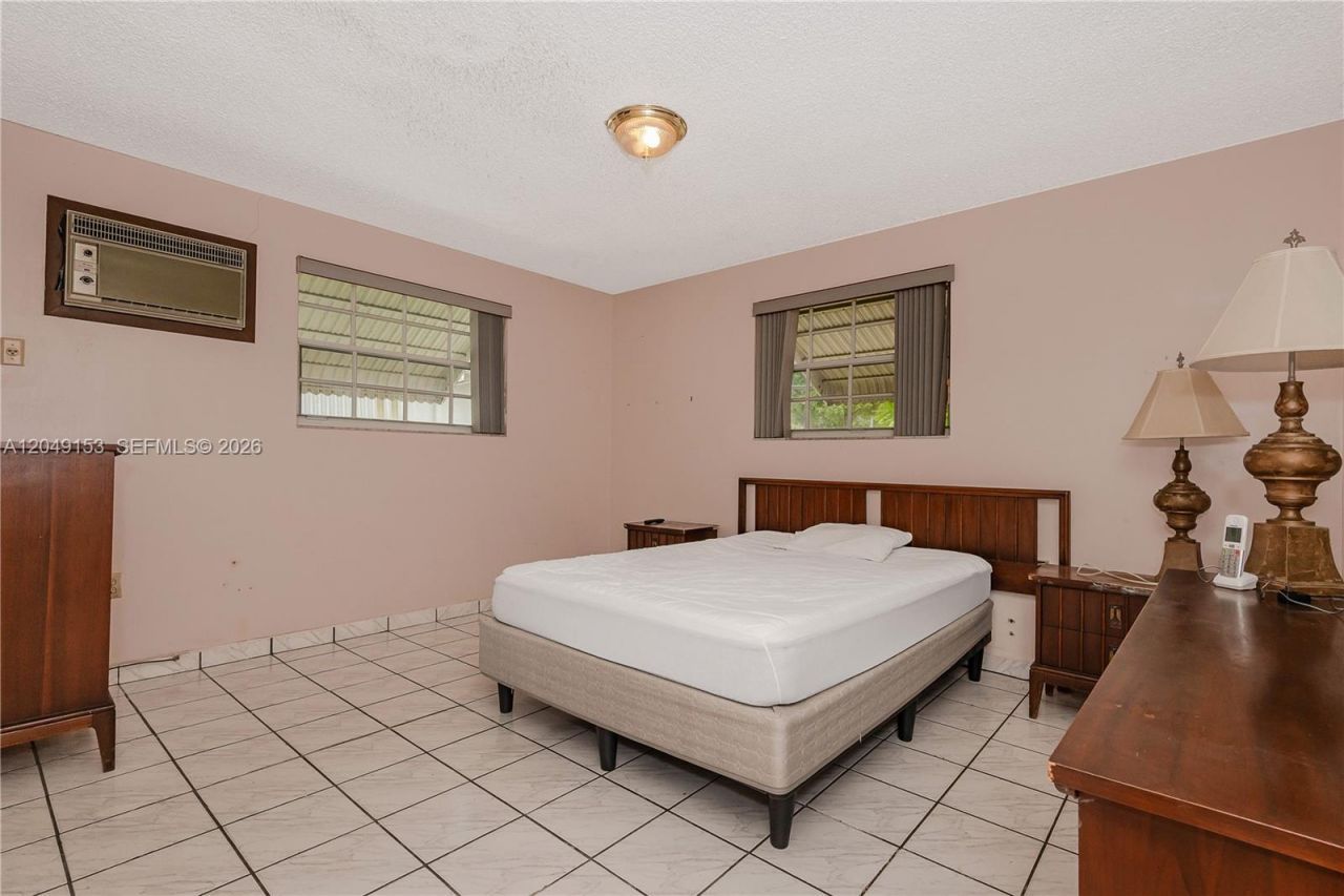292 W 39th Pl , Hialeah, FL 33012 Photo