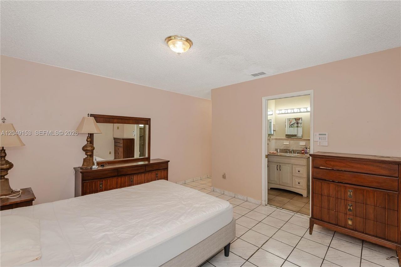 292 W 39th Pl , Hialeah, FL 33012 Photo