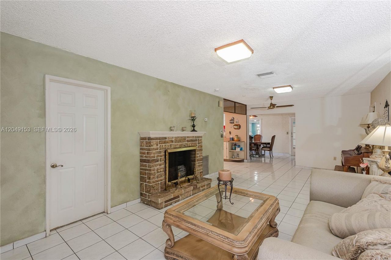 292 W 39th Pl , Hialeah, FL 33012 Photo
