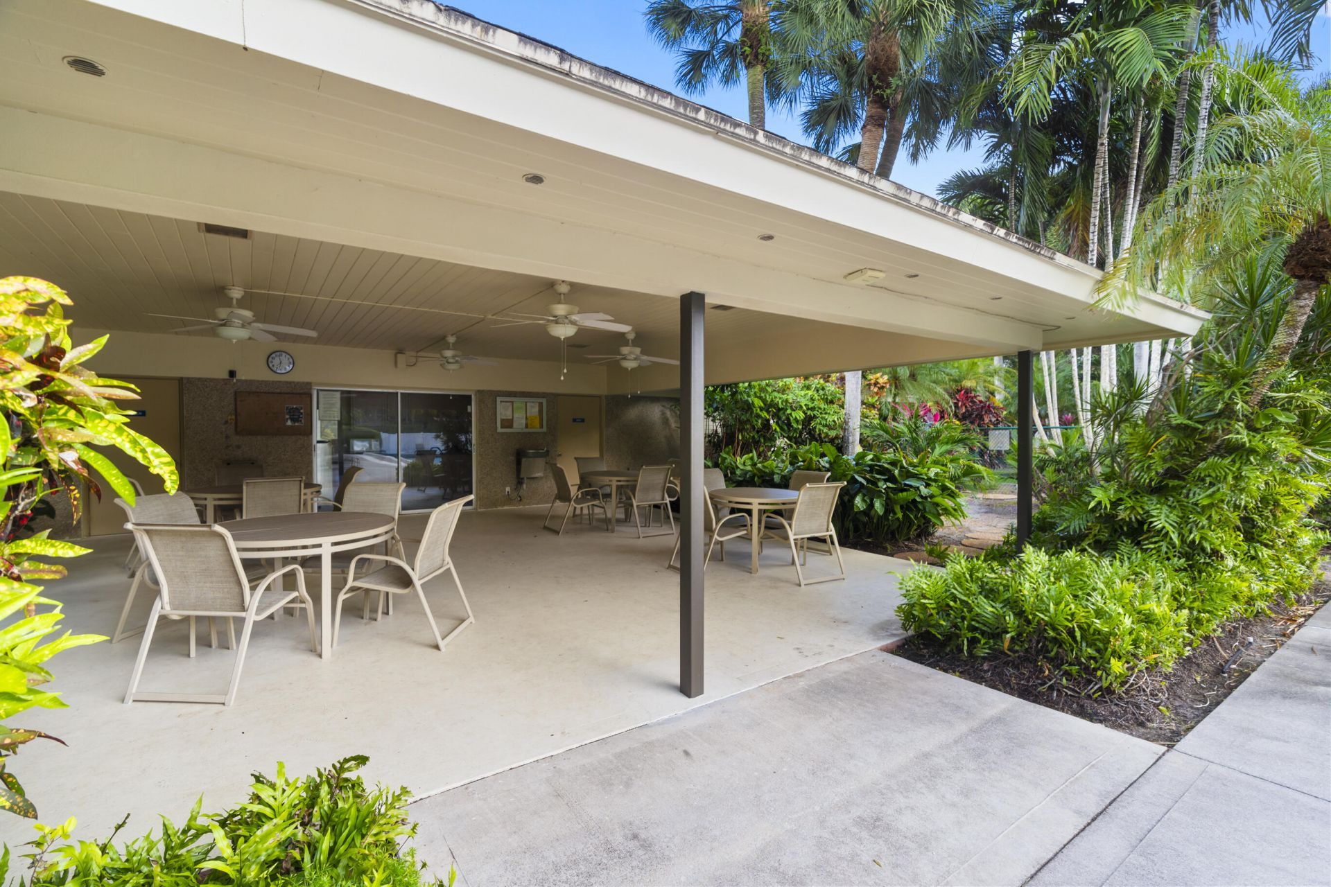 625 Oaks Drive, Unit 405, Pompano Beach, FL 33069 Photo