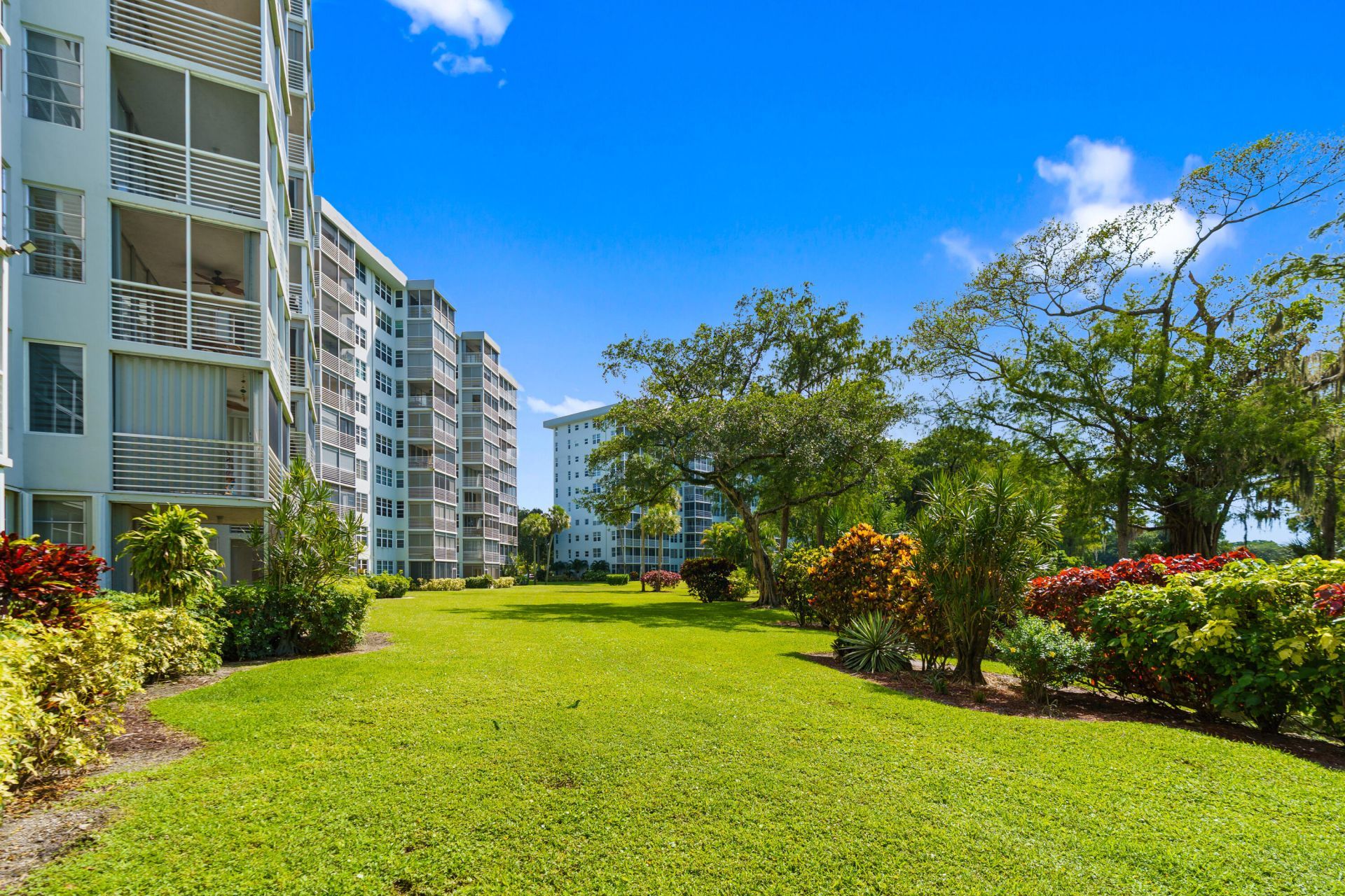 625 Oaks Drive, Unit 405, Pompano Beach, FL 33069 Photo