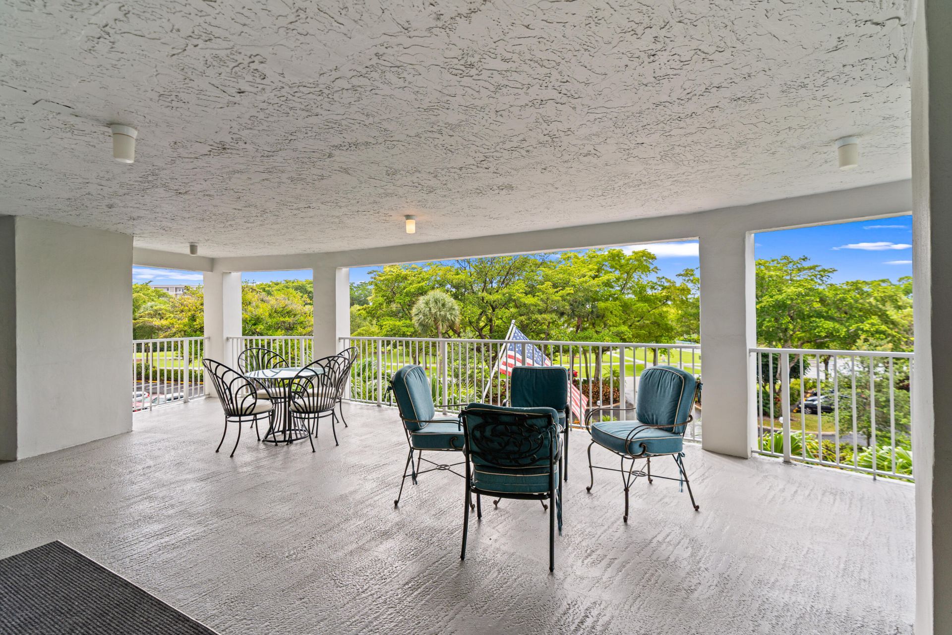 625 Oaks Drive, Unit 405, Pompano Beach, FL 33069 Photo