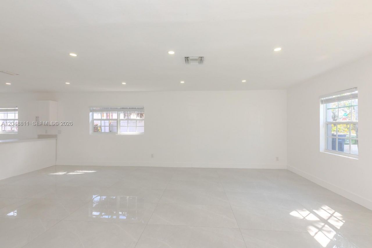 913 NE 2nd St , Hallandale Beach, FL 33009 Photo