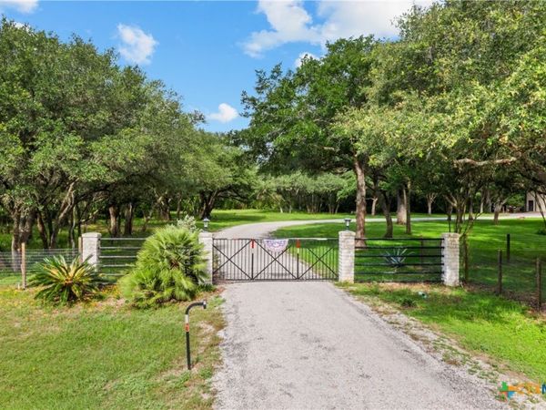 801 Treasure Oaks Road, Inez, TX 77968