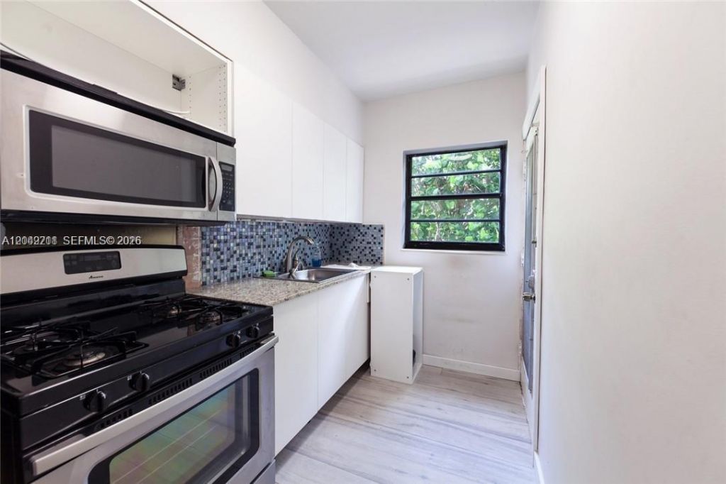 7845 NE Bayshore Ct, Unit 8, Miami, FL 33138 Photo