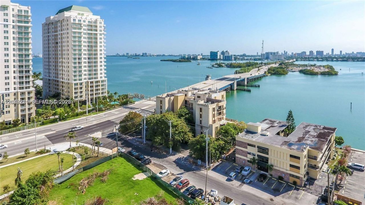 7845 NE Bayshore Ct , Unit 8, Miami, FL 33138 Photo