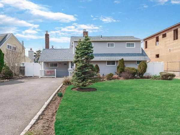 34 Hedge Lane , Westbury, NY 11590
