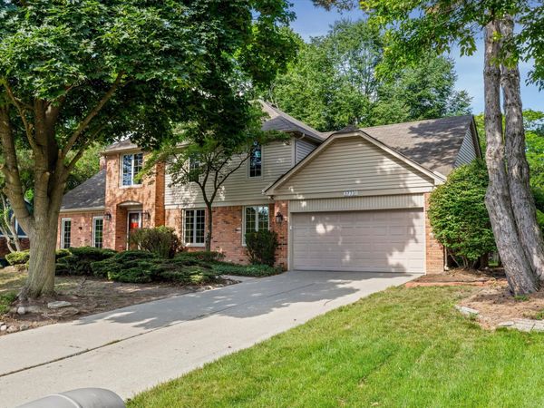 37731 W Meadowhill Drive, Northville, MI 48167