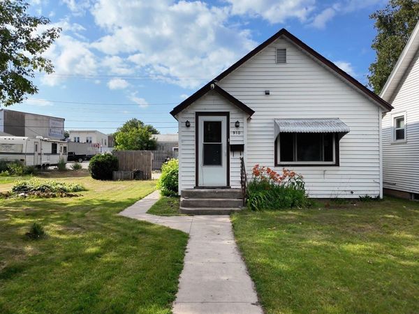 910 Minnesota Avenue, Gladstone, MI 49837