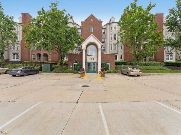 180 Fox Hollow Drive, Unit 302, Mayfield Heights, OH 44124