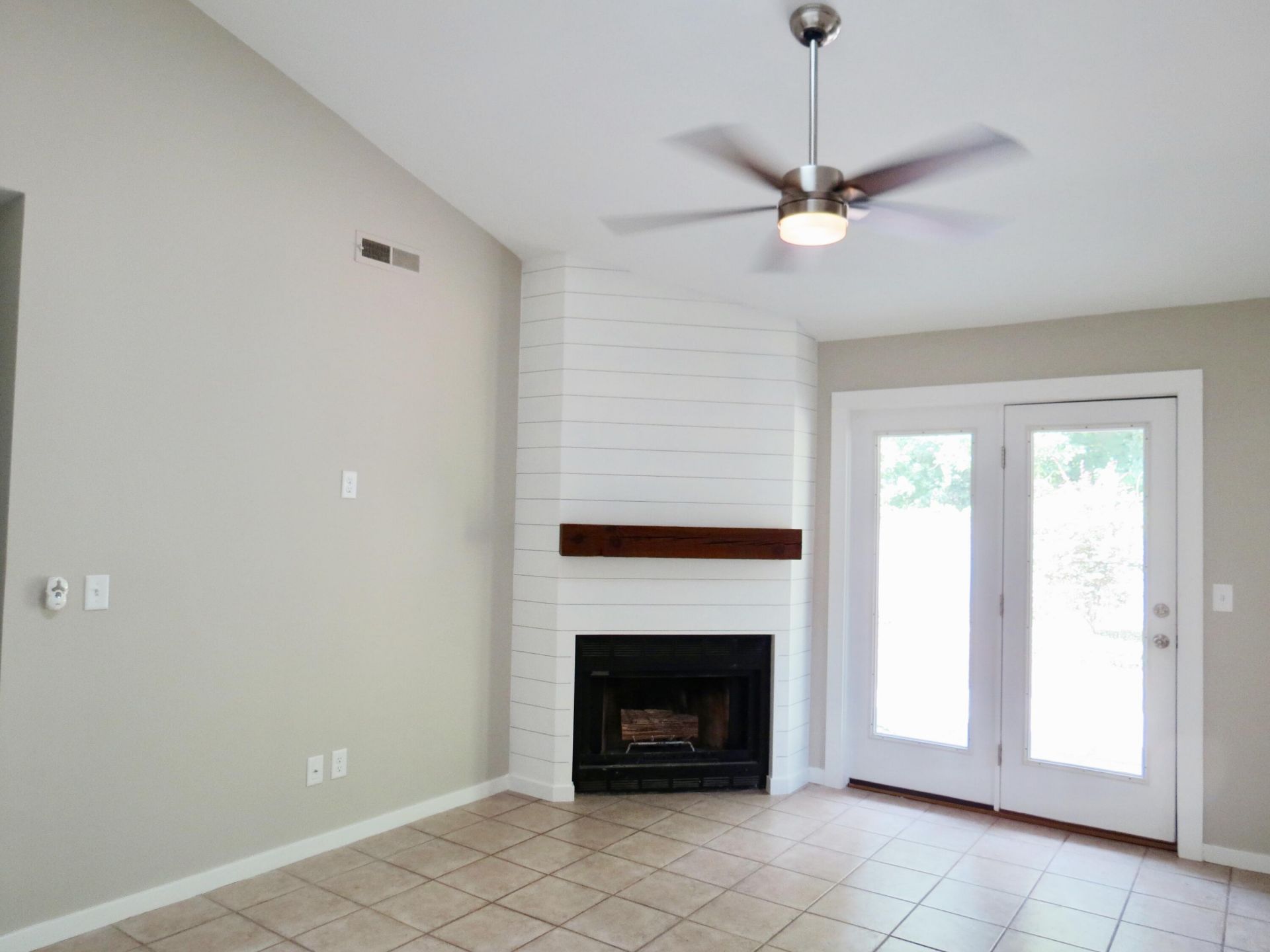 1124 Honeysuckle Court Photo 4