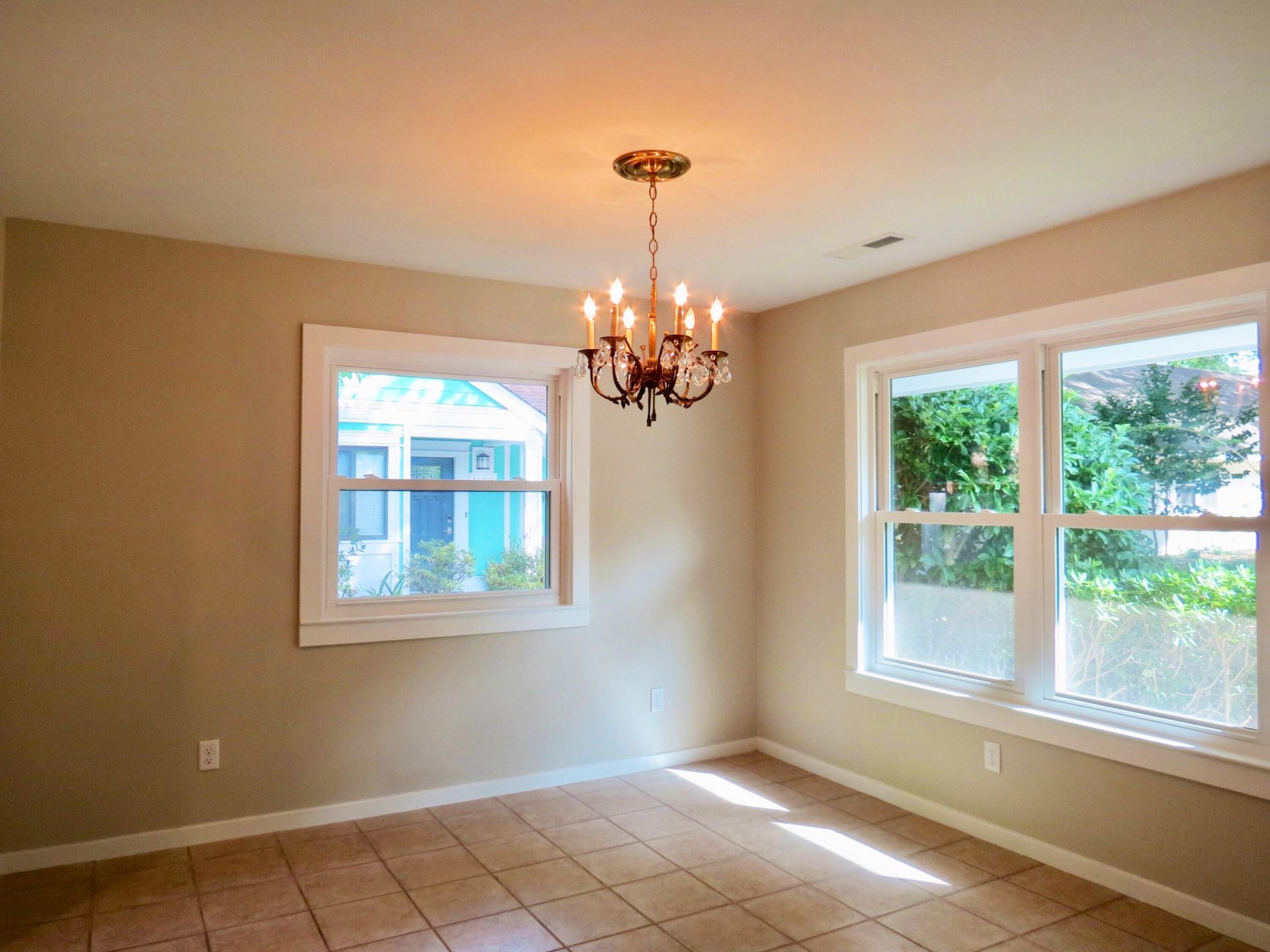 1124 Honeysuckle Court Photo 5