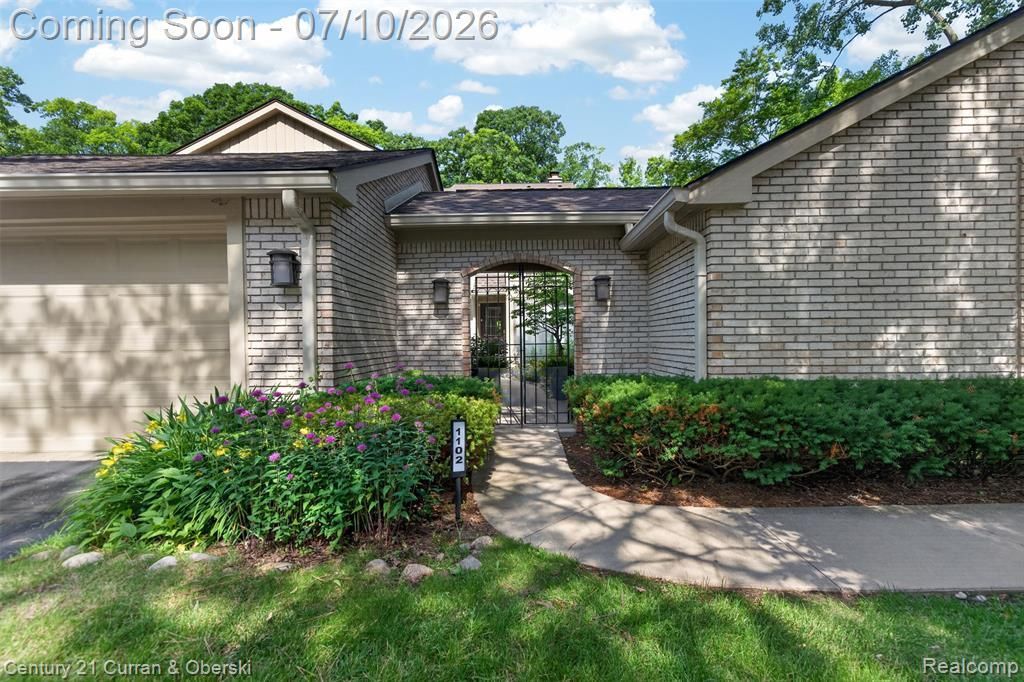 1102 Hillpointe Circle, Bloomfield Hills, MI 48304 Main Photo