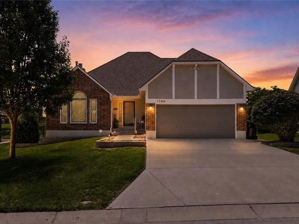 1306 SW Stonecreek Drive, Blue Springs, MO 64015