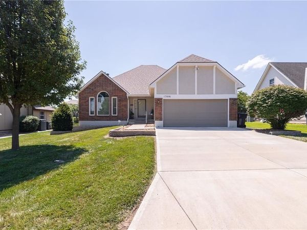 1306 SW Stonecreek Drive, Blue Springs, MO 64015