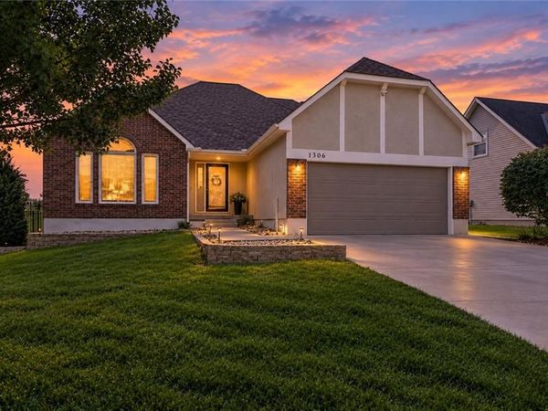 1306 SW Stonecreek Drive, Blue Springs, MO 64015