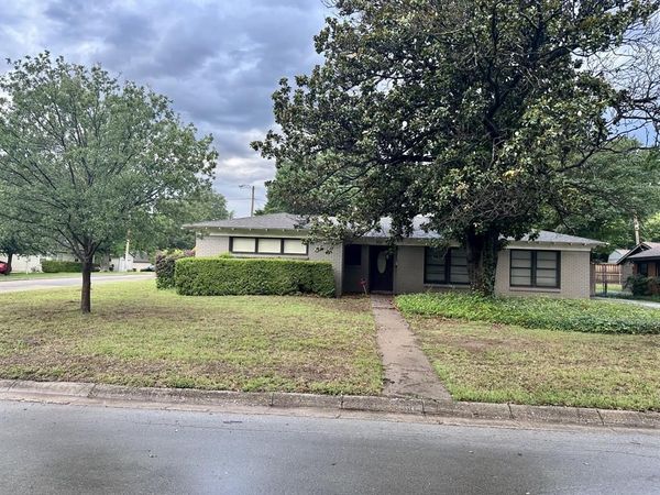 301 Makarwich Court, River Oaks, TX 76114